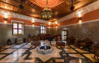 Interior del Palacio de los Condes de Cervellón en Anna con detalles moriscos, azulejos intrincados y techos de madera tallada