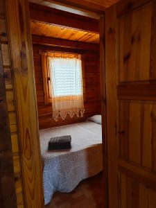 Interior de una cabaña romántica en el interior de Valencia, con dormitorio de madera y ambiente acogedor en Anna