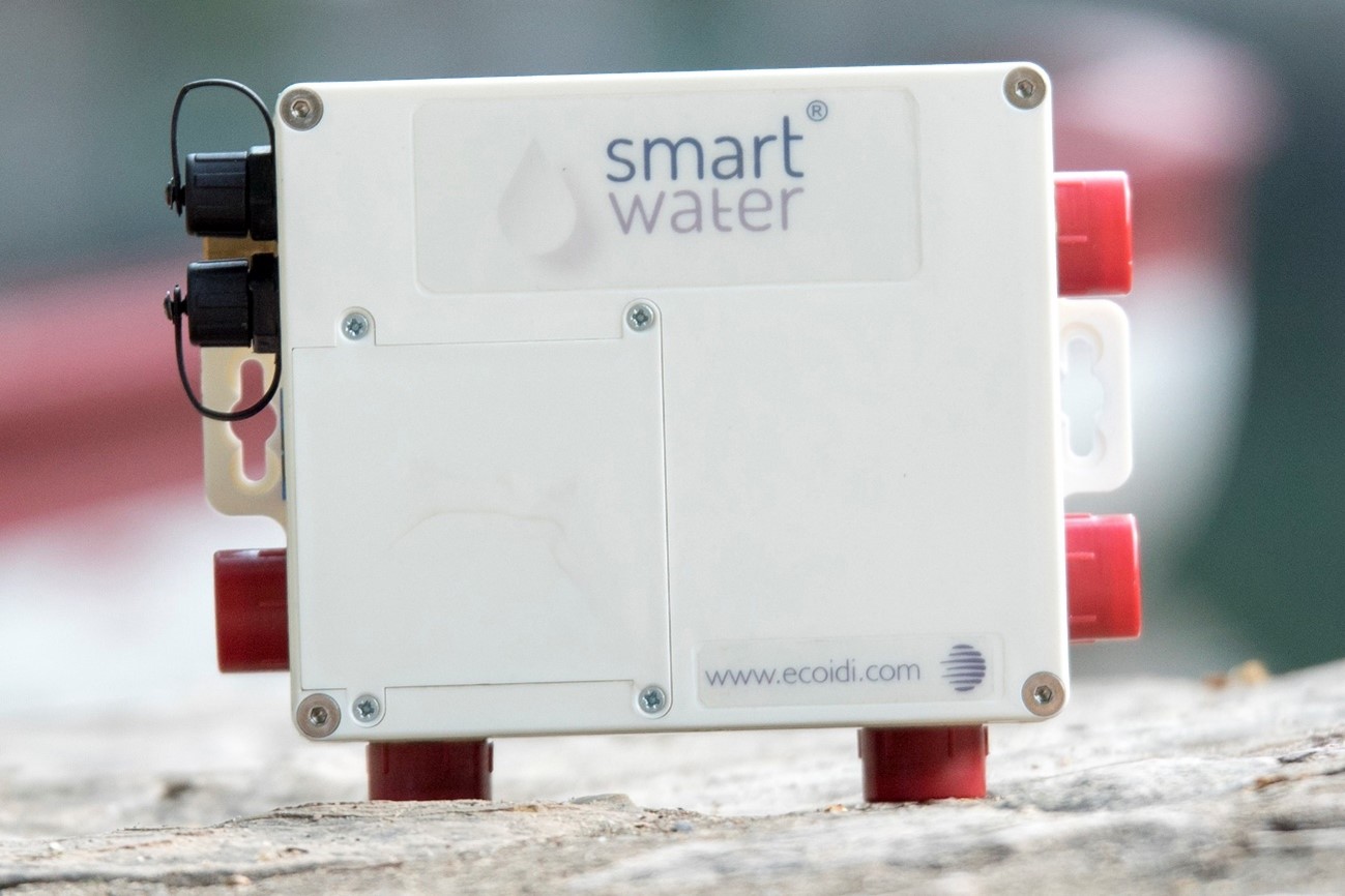 Sistema de ahorro de agua Smart Water montado sobre una base con conexiones visibles.