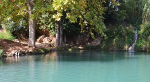 Vista frontal del Gorgo Catalán de Anna en Valencia con aguas cristalinas y cascada lateral