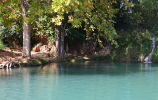 Vista frontal del Gorgo Catalán de Anna en Valencia con aguas cristalinas y cascada lateral