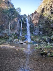 Cascada del Salto en Anna, con doble caída de agua sobre un cañón de roca y poza natural rodeada de vegetación