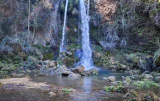 Cascada del Salto en Anna, con doble caída de agua sobre un cañón de roca y poza natural rodeada de vegetación