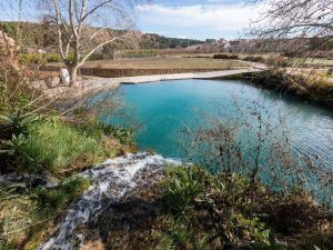 Gorgo Catalán en Anna, paraje natural con aguas turquesa y vistas panorámicas al pueblo
