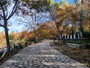 Paseo del Lago de Anna en otoño, con árboles de colores y sendero junto al agua