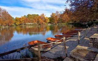 Barcas en el Lago de Anna durante el otoño, con árboles de colores reflejados en el agua