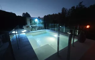 Piscina iluminada al anochecer La Casa del Lago Piscina privada iluminada de La Casa del Lago al anochecer