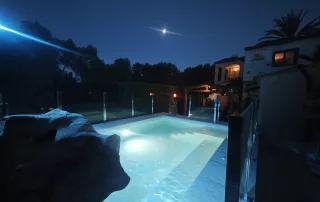Piscina nocturna con luna La Casa del Lago Piscina privada de La Casa del Lago iluminada de noche con la luna sobre la casa