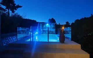 Piscina privada nocturna La Casa del Lago Piscina privada de La Casa del Lago iluminada por la noche