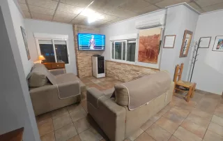 Salón La Casa del Lago Anna Salón de La Casa del Lago con sofás, televisión y estufa