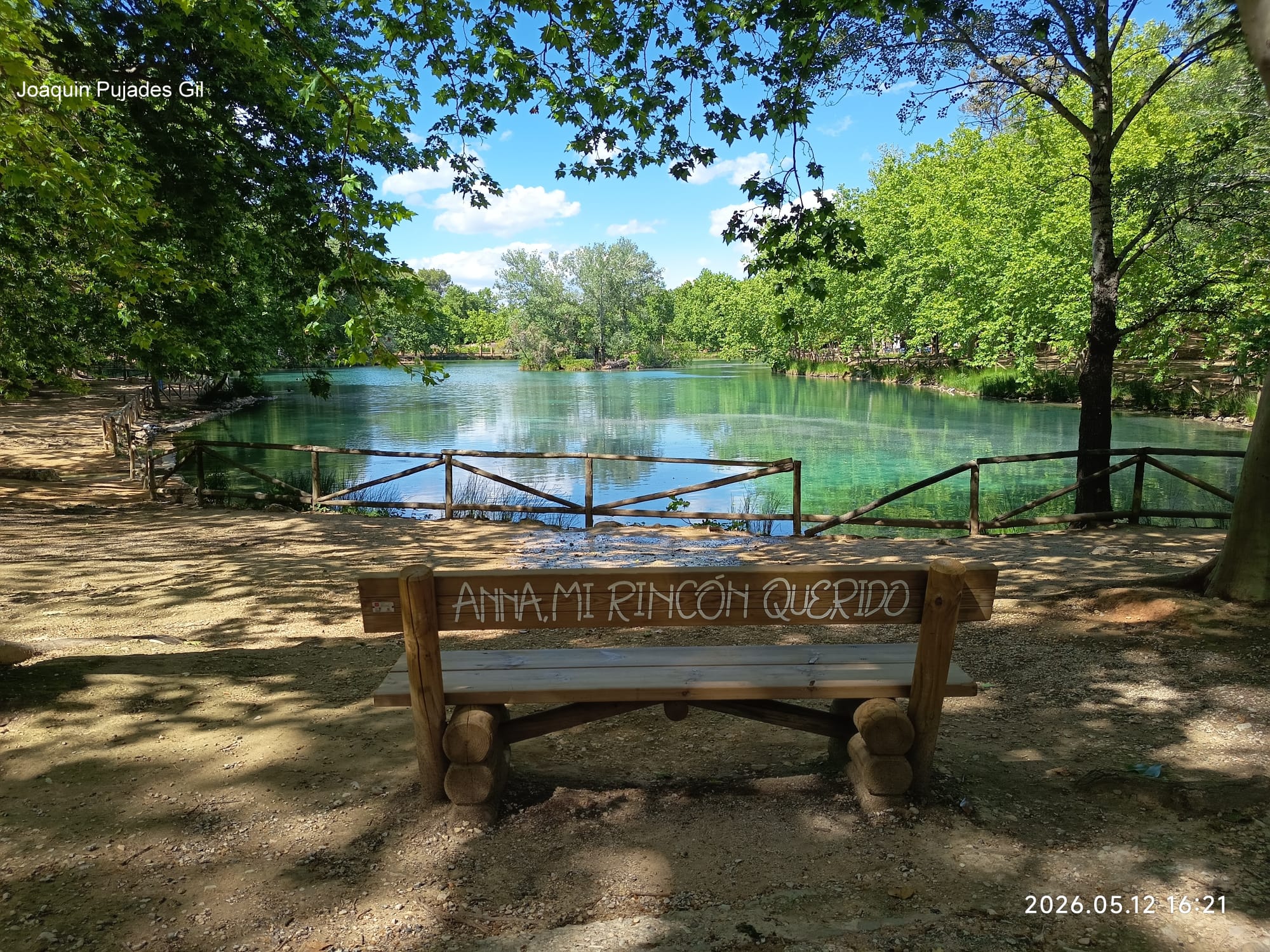 Banco y zona de descanso junto a la orilla del Lago de Anna